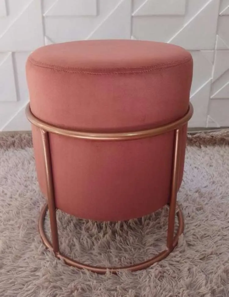 Puff Redondo Thaisa Cromadoi Veludo Rose Dt Cobre Rio Minas — Velduo Terracota - Detalhe Cobre