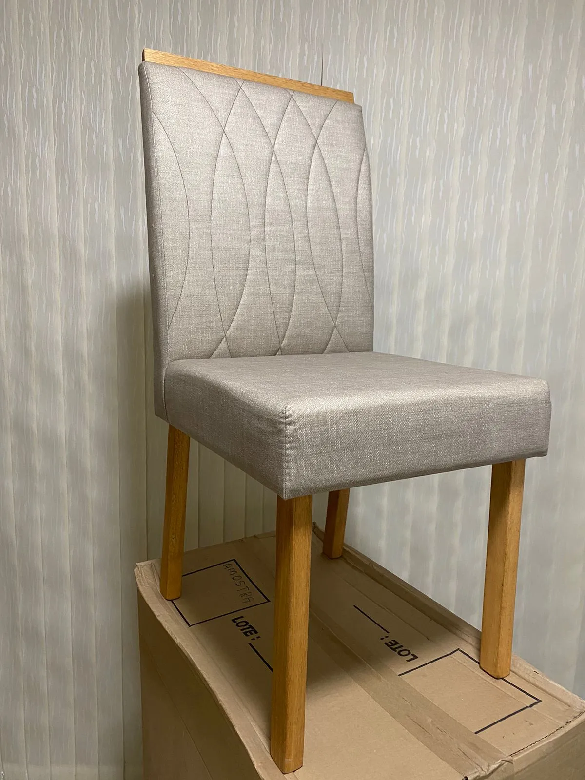 Mesa Jade.Slim 100x100 Tampo Malaga MDF.Vdr e Base Slim Imbuia Mel.OffWhite Carvalho Decor — Cadeira 01 Veludo Texturizado Linho Bege 74