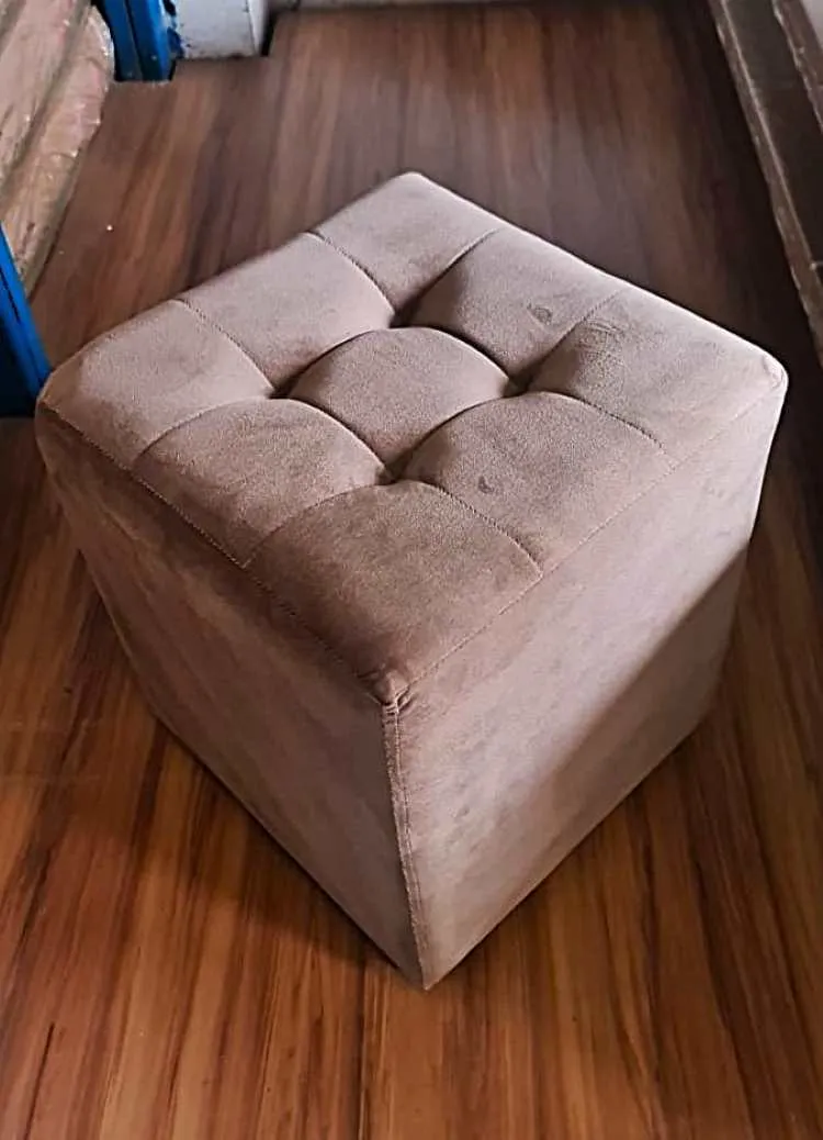 Puff Decorativo Quadrado Veludo Inca 15 Capuccino Idealle — Linho Marrom