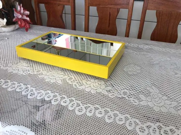Bandeja Laqueada com Espelho Branco Decoree — Bandeja Laqueada Amarelo